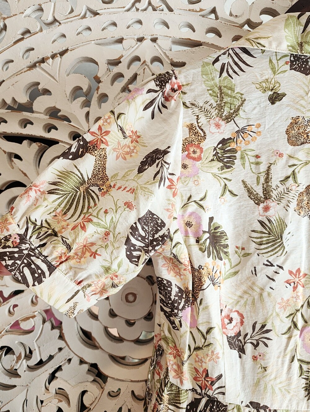ELLISON FLORAL STYLE FRONT BUTTON SHORT SLEEVES AND COLLLAR SZ SMALL - Picture 14 of 15